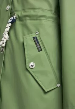 Schmuddelwedda Manteaux De Pluie Manteau Fonctionnel Bridgeport Femme Vert -Schmuddelwedda Ventes 0a4f52a77a461fd9e54316f11681ac47